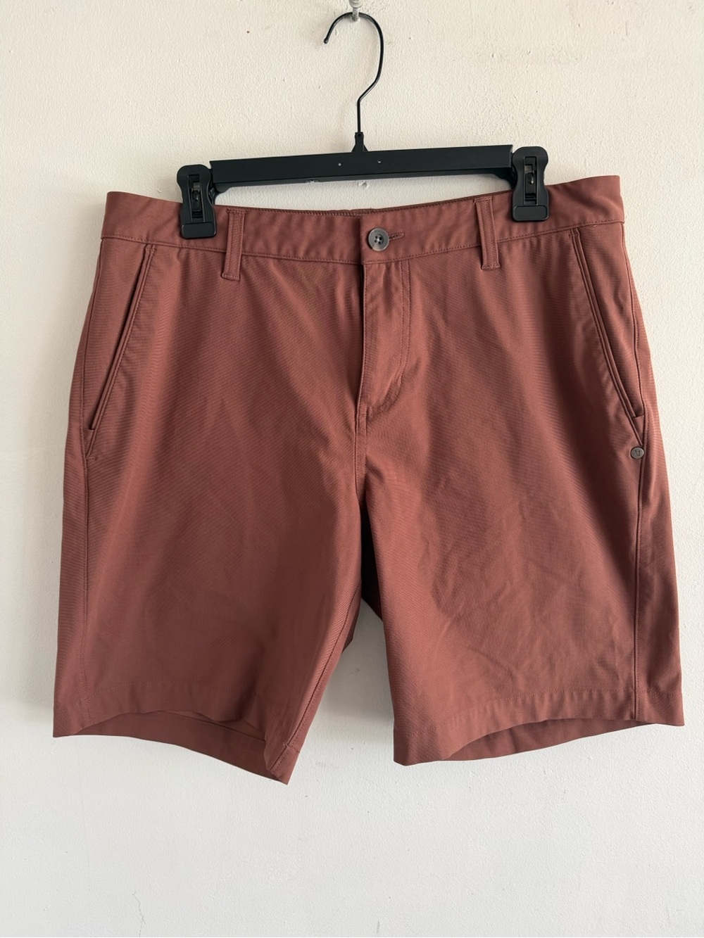 Vuori Men's Hybrid Shorts in Rust Brown